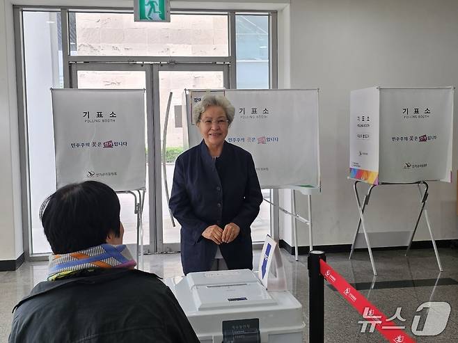 권양숙 여사가 3일 오전 김해시 진영읍 한빛도서관에 마련된 투표소를 찾아 투표했다. ⓒ 뉴스1 박민석 기자