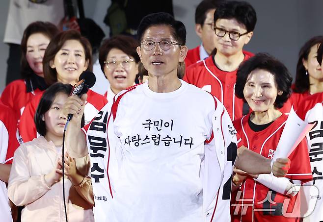 김문수 국민의힘 대통령 후보가 제21대 대통령 선거를 하루 앞둔 2일 오후 서울 중구 서울시청 앞 광장에서 열린 '울려라 함성, 들어라 승리의 메아리' 피날레 유세에서 '국민이 자랑스럽습니다'라고 적힌 티셔츠를 보여주고 있다. 2025.6.2/뉴스1 ⓒ News1 김민지 기자