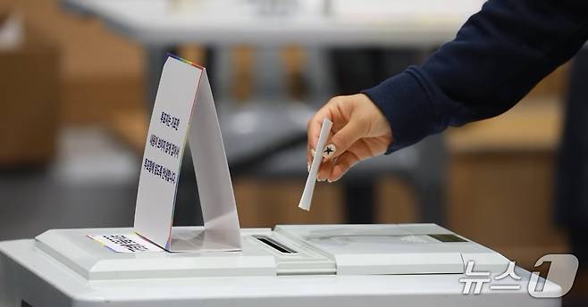 3일 오전 충북 청주시 흥덕구 대성중학교에 마련된 투표소에서 시민들이 소중한 한 표를 행사하고 있다. 2025.6.3/뉴스1 ⓒ News1 김용빈 기자