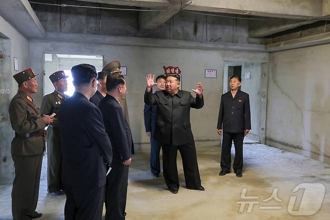 북한 노동당 기관지 노동신문은 김정은 당 총비서가 전날인 2일 강동군 병원과 종합봉사소 건설현장을 현지지도했다고 3일 보도했다. [국내에서만 사용가능. 재배포 금지. DB 금지. For Use Only in the Republic of Korea. Redistribution Prohibited] rodongphoto@news1.kr