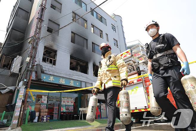 3일 서울 중구 신당동 봉제공장에서 화재가 발생, 출동한 소방 대원들이 현장을 정리하고 있다.  2025.6.3/뉴스1 ⓒ News1 박정호 기자