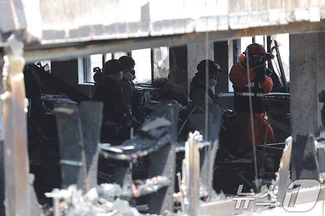 3일 서울 중구 신당동 봉제공장에서 화재가 발생, 완진 후 경찰과 소방 관계자들이 화재감식을 벌이고 있다.  2025.6.3/뉴스1 ⓒ News1 박정호 기자