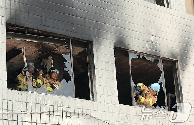 3일 서울 중구 신당동 봉제공장에서 화재가 발생, 출동한 소방 대원들이 깨진 유리창과 창틀을 정리하고 있다. 2025.6.3/뉴스1 ⓒ News1 박정호 기자