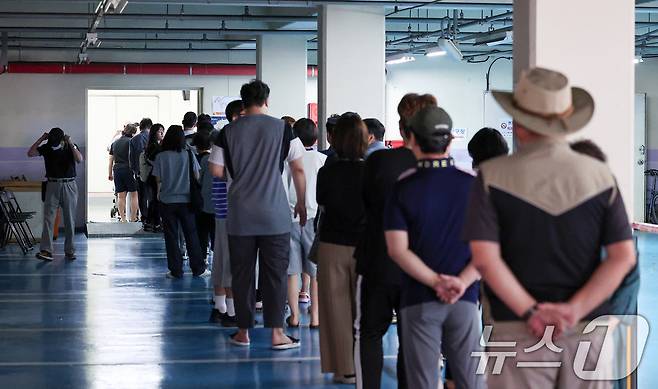 제21대 대통령 선거일인 3일 서울 서대문구에 위치한 한 아파트에 마련된 남가좌제2동 제5투표소를 찾은 유권자들이 투표를 하기 위해 줄 지어 있다. ⓒ News1 김성진 기자