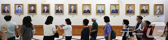 제21대 대통령 선거 투표일인 3일 서울 종로구 청와대에서 관람객들이 입장을 위해 줄을 서 있다. 2025.6.3/뉴스1 ⓒ News1 황기선 기자