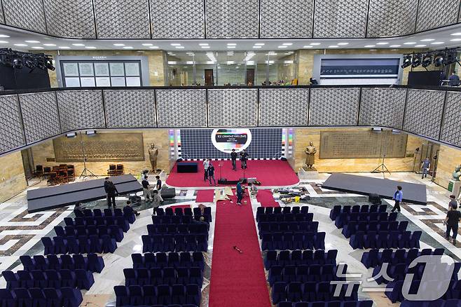 제21대 대통령선거일인 3일 오후 서울 여의도 국회 로텐더홀에서 관계자들이 취임식 준비를 하고 있다. 2025.6.3/뉴스1 ⓒ News1 이재명 기자