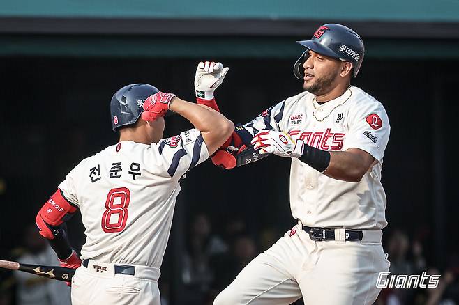 롯데 자이언츠는 3일 열린 KBO리그 사직 키움 히어로즈전에서 *-*으로 이겼다. 빅터 레이예스(오른쪽)와 전준우는 나란히 멀티히트를 치며 공격을 이끌었다. (롯데 자이언츠 제공)