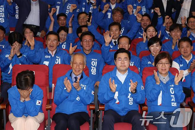 윤여준·박찬대 더불어민주당 상임 총괄선대위원장을 비롯한 공동선대위원장들이 3일 서울 여의도 국회 의원회관에 마련된 제21대 대통령선거 개표 상황실에서 출구조사 결과 발표가 나오자 기뻐하고 있다. (공동취재) 2025.6.3/뉴스1 ⓒ News1 안은나 기자