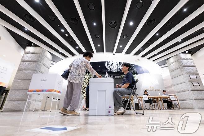 제21대 대통령 선거일인 3일 서울 구로구의 한 웨딩홀에 마련된 구로5동 제1투표소에서 유권자들이 투표하고 있다. 2025.6.3/뉴스1 ⓒ News1 이승배 기자