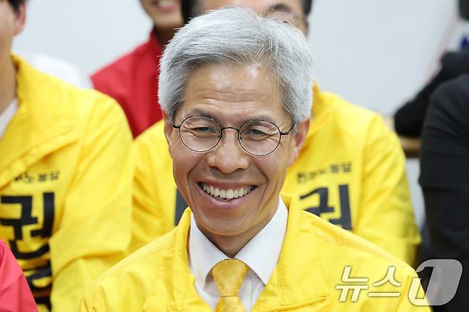 권영국 민주노동당 대통령 후보가 3일 서울시 구로구 선거캠프에 마련된 제21대 대통령선거 개표상황실에서 출구조사 결과를 지켜보고 있다. 2025.6.3/뉴스1 ⓒ News1 이동해 기자