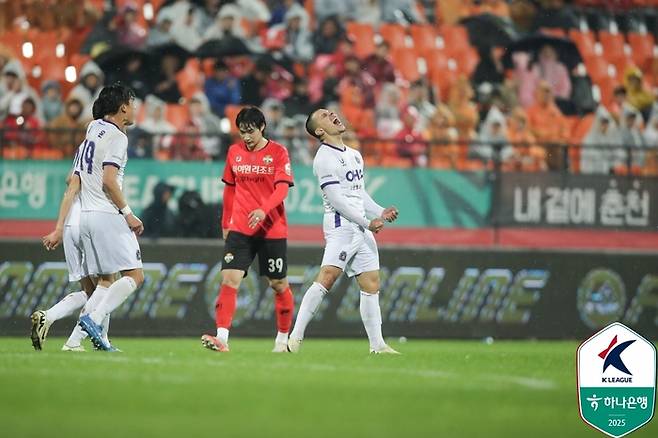 안양 마테우스(오른쪽에서 첫 번째)가 16라운드 득점한 뒤 포효하고 있다. 사진 | 한국프로축구연맹