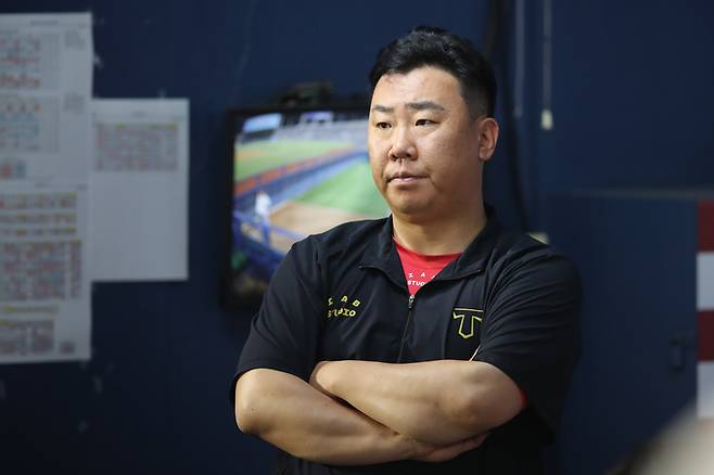 KIA 이범호 감독이 경기를 지켜보고 있다. 사진 | KIA 타이거즈