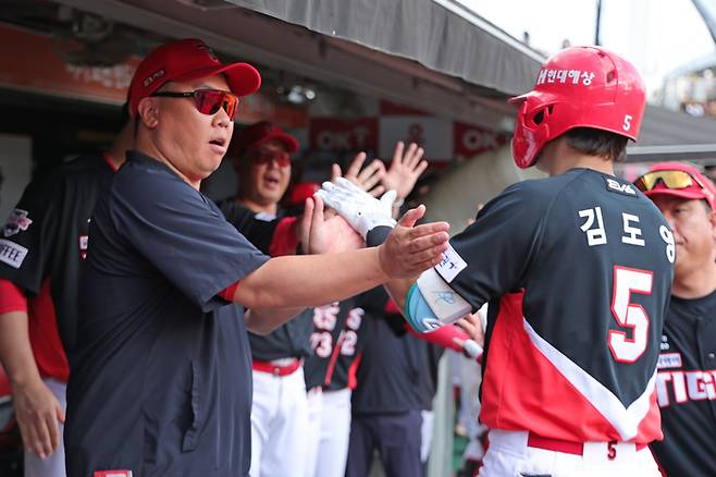 이범호 감독이 김도영과 하이파이브를 하고 있다.  사진 | KIA 타이거즈