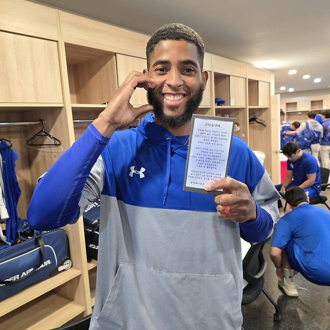 삼성 유정근 대표이사가 1군 선수단에 갤럭시 S25 엣지를 선물했다. 디아즈가 선물을 들고 포즈를 취했다. 사진 | 삼성 라이온즈