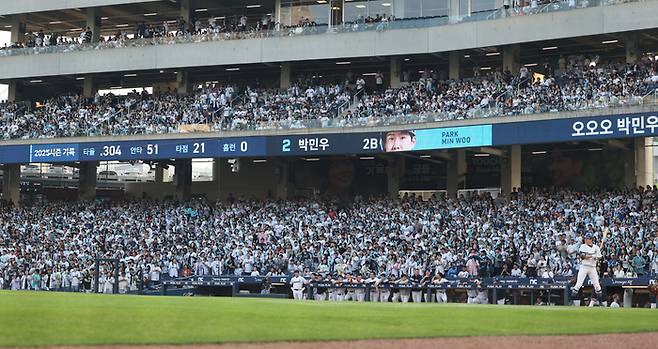 1일 창원NC파크에서 열린 2025 KBO리그 한화와 NC의 경기에서 1루 NC 팬들이 응원하고 있다. 사진 | 창원=연합뉴스
