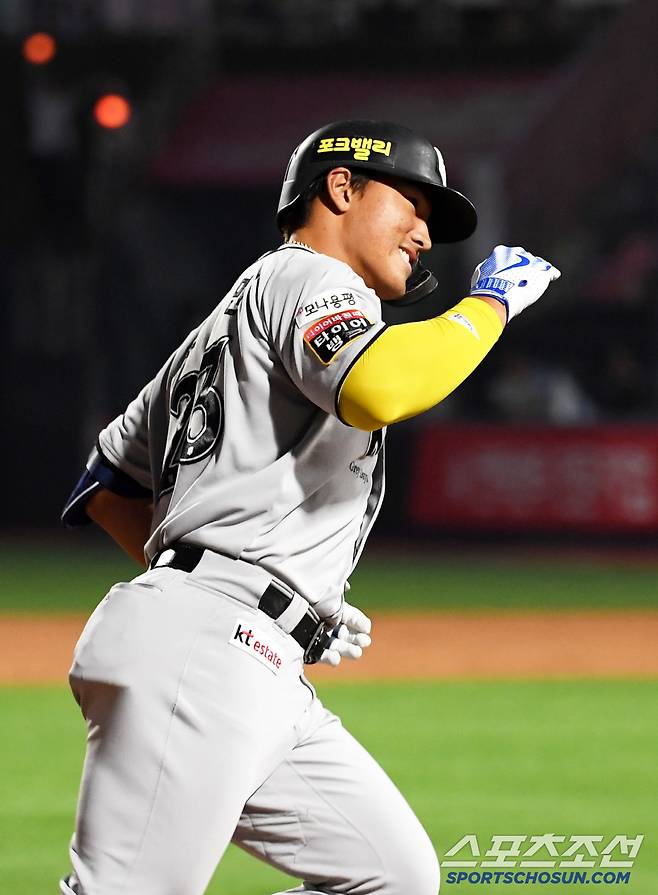 29일 수원KT위즈파크에서 열린 KBO리그 KT 위즈와 두산 베어스의 경기. 5회말 2사 만루 KT 안현민이 만루포를 날린 뒤 환호하고 있다. 수원=박재만 기자 pjm@sportschosun.com/2025.05.29/