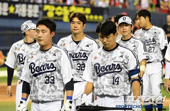 3일 잠실구장에서 열린 두산 베어스와 KIA 타이거즈의 경기. 패한 두산 선수들이 아쉬워하고 있다. 잠실=박재만 기자 pjm@sportschosun.com/2025.06.03/