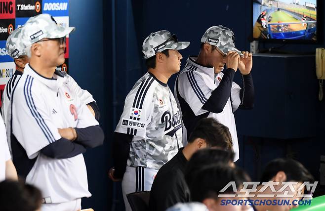3일 잠실구장에서 열린 두산 베어스와 KIA 타이거즈의 경기. 두산 조성환 감독대행이 생각에 잠겨 있다. 잠실=박재만 기자 pjm@sportschosun.com/2025.06.03/