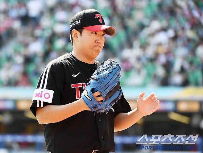 25일 인천 SSG랜더스필드에서 열린 LG-SSG전. 선발 송승기가 5회를 무실점으로 막고 내려오며 환영받고 있다. 인천=정재근 기자 cjg@sportschosun.com/2025.5.25/