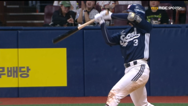 31일 키움 히어로즈와 두산 베어스 경기, 8회초 임종성의 스윙 장면. ⓒMBC 스포츠플러스 중계화면 캡처
