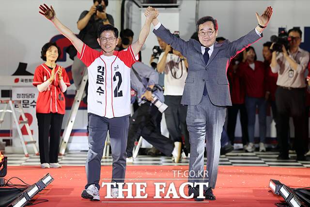 김문수 국민의힘 대선 후보(왼쪽)가 2일 오후 서울 중구 서울시청 광장에서 열린 파이널유세에서 이낙연 전 국무총리와 함께 지지호소를 하고 있다. /뉴시스