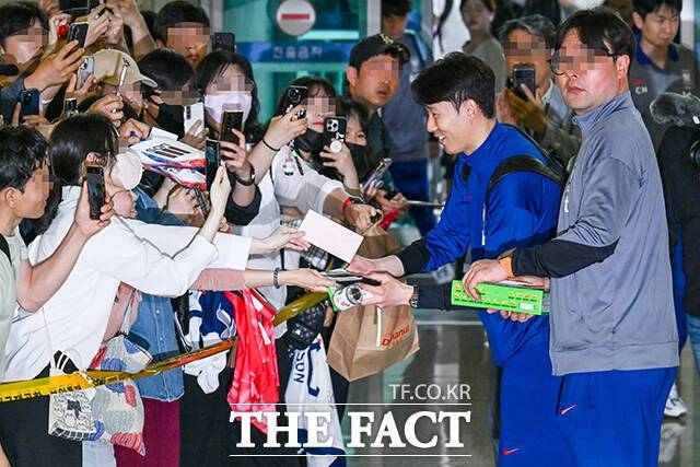 손흥민이 2일 인천국제공항을 통해 이라크로 출국하며 팬들과 악수하고 있다. /인천국제공항=장윤석 기자