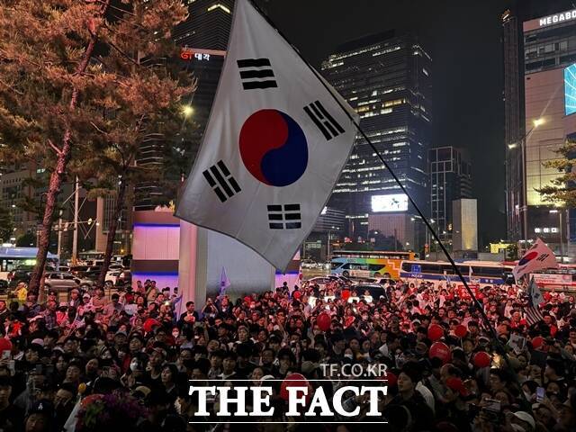 김문수 국민의힘 대선 후보가 2일 오후 강남역 12번 출구 앞에서 마지막 거리 유세를 진행하는 가운데, 현장에는 지지자들이 몰려들고 있다. /강남=이하린 기자