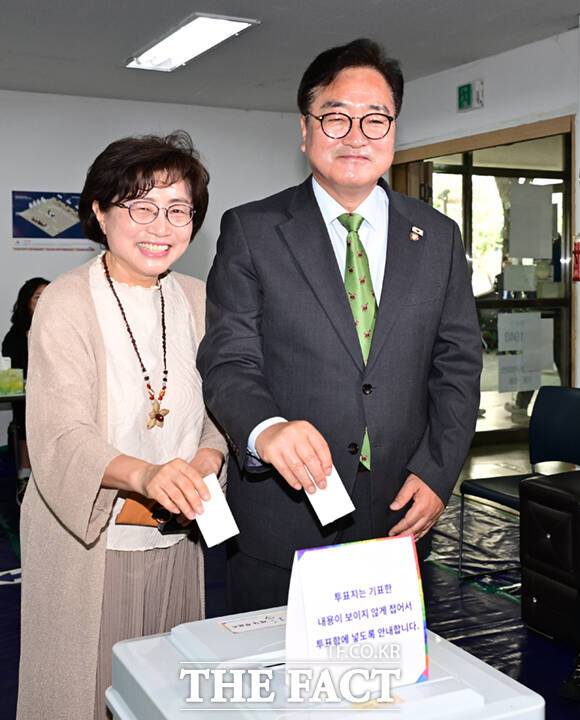 우원식 국회의장이 제21대 대통령선거일인 3일 오전 서울 노원구 공릉로 한청경로당에 마련된 투표소를 찾아 부인 신경혜 씨(왼쪽)와 한 표를 행사하고 있다. /이새롬 기자