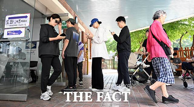 제21대 대통령선거 날인 3일 오전 서울 마포구 마포삼성아파트 관리사무소에 마련된 도화동제3투표소를 찾은 시민들이 투표를 하고 있다. /서예원 기자