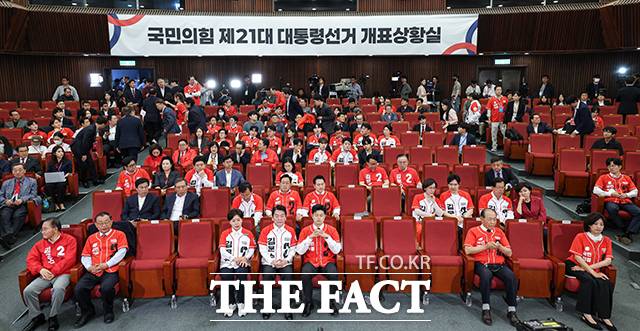 국민의힘 당 지도부가 3일 서울 여의도 국회 도서관에 마련된 국민의힘 개표 상황실에서 제21대 대통령 선거 방송3사 출구조사 결과를 지켜보다 굳은 표정으로 상황실을 떠나 빈자리가 보이고 있다. /박헌우 기자