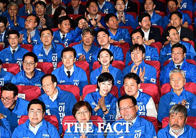 밝은 표정의 더불어민주당.