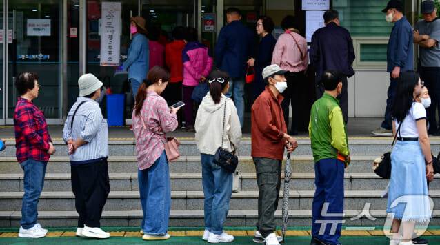 제21대 대통령 선거일인 3일 유권자들이 경북 포항시 죽도동 포항고용복지센터에 마련된 투표소에서 줄을 서서 기다리고 있다. (사진=뉴스1)