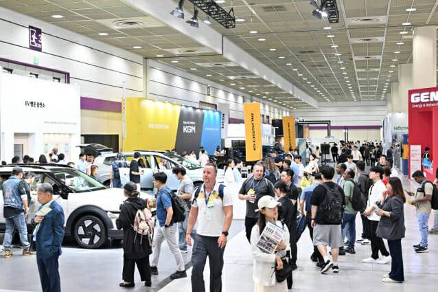3일 서울 삼성동 코엑스에서 열린 'EV트렌드코리아'를 찾은 관람객들이 전시장을 둘러보고 있다.