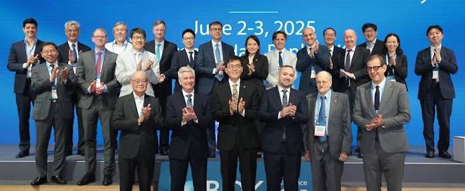 이창용 한국은행 총재(앞줄 왼쪽 세 번째)와 크리스토퍼 월러 미국 연방준비제도(Fed) 이사 등이 2일 서울 중구 한국은행 별관에서 열린 2025 BOK 국제콘퍼런스에서 기념 촬영을 하고 있다. 연합뉴스