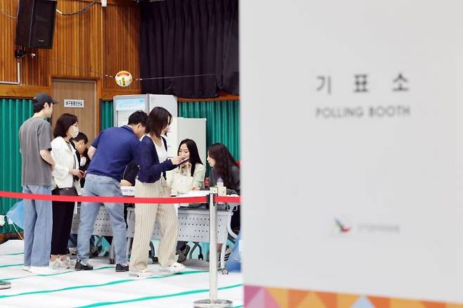 제21대 대통령선거 투표일인 3일 오전 광주 서구 치평동 한 투표소에서 시민들이 투표하고 있다. 연합뉴스