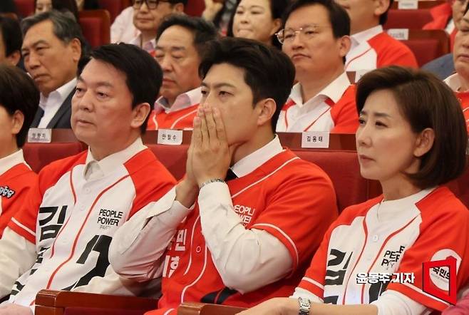 김용태 국민의힘 비상대책위원장이 3일 국회 도서관에 마련된 제21대 대통령선거 국민의힘 개표상황실에서 출구 조사 결과를 보고 심각한 표정을 짓고 있다. 2025.06.03 윤동주 기자