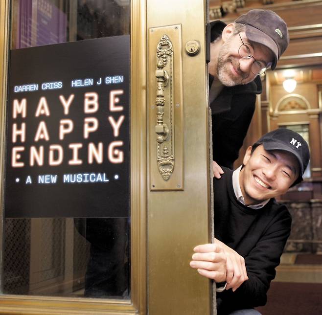 1일(현지 시각) 미국 뉴욕에서 열린 드라마데스크상 시상식에서 6관왕이 된 뮤지컬 '어쩌면 해피엔딩'의 음악과 이야기를 함께 만든 윌 애런슨(위)과 박천휴 작가. /뉴욕=이태훈 기자