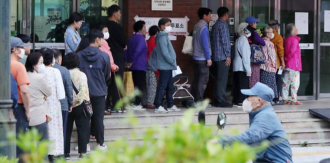 제21대 대통령 선거 투표일인 3일 전북 전주시 남중학교에 마련된 평화1동 제2투표소를 찾은 유권자들이 투표를 하기 위해 줄지어 서 있다. /뉴스1