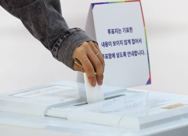 제21대 대통령 선거일인 3일 오전 부산진구청 백양홀에 마련된 부암제1동 제4투표소에서 유권자들이 투표를 하고 있다. 사진은 기사 내용과 무관함/뉴스1