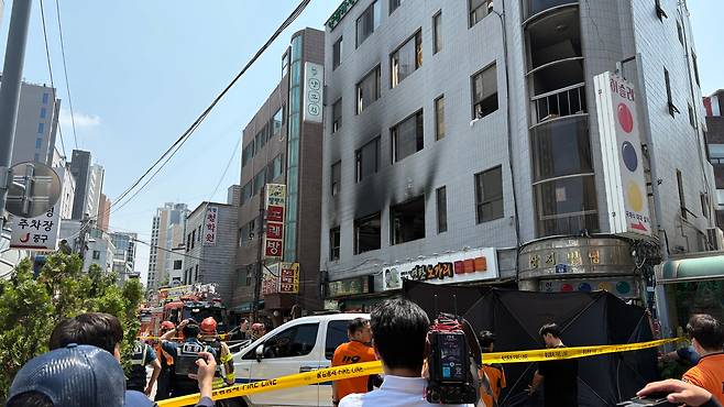 3일 오전 서울 중구 신당동 봉제공장에서 화재가 발생해 5명의 사상자가 발생했다./조민희 기자