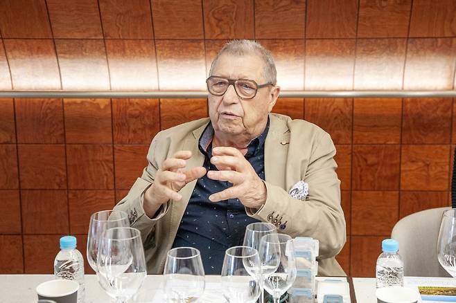 앙리 부르주아의 소유주 장-마리 부르주아(Jean-Marie Bourgeois)가 지난달 22일 서울 강남구 나라셀라 도운에서 와이너리에 대해 소개하고 있다./나라셀라 제공