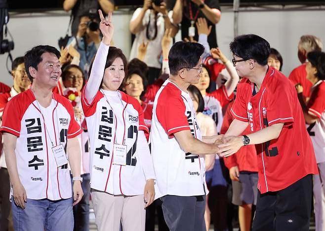 김문수 국민의힘 대선 후보(오른쪽에서 두 번째)가 2일 서울시청 앞 서울광장에서 열린 피날레 유세에서 한동훈 전 대표와 대화하고 있다. /연합뉴스