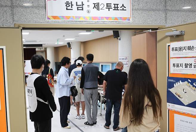 제21대 대통령 선거 투표일인 3일 서울 용산구 한남동 주민센터에 마련된 투표소에서 유권자들이 투표를 하고 있다. /뉴스1