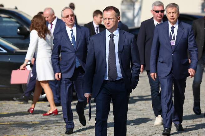 블라디미르 메딘스키 러시아 대통령 보좌관이 2일 튀르키예 이스탄불에서 회담을 마치고 돌아가고 있다. /연합뉴스