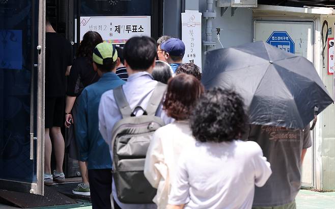 제21대 대통령 선거일인 3일 서울 서대문구 서울상사택시미터에 마련된 북가좌제2동 제7투표소를 찾은 유권자들이 투표를 하기 위해 줄을 서 있다. /뉴스1