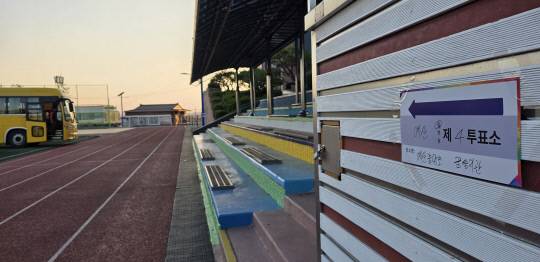 충남 예산군 예산읍제4투표소(중앙초등학교)에서 3일 오후 7시 10분쯤 경찰들과 함께 '투표함'을 개표소로 옮기기 위한 버스가 대기했다. 김동근 기자