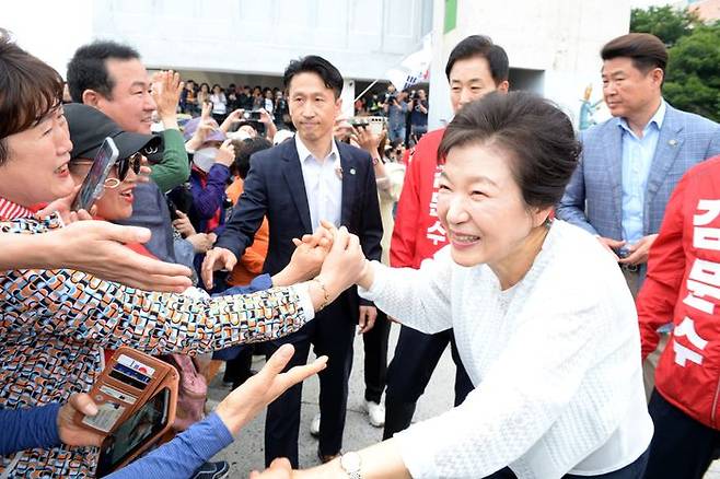 김문수 국민의힘 대선 후보의 지원에 나선 박근혜 전 대통령 울산 남구 장생포 문화창고 앞에서 지지자들과 인사를 나누고 있다. ⓒ뉴시스