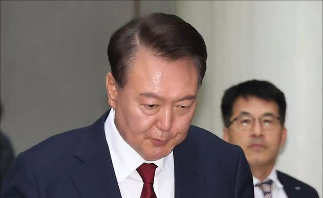 윤석열 전 대통령이 지난달 19일 서울 서초구 중앙지방법원에서 열린 내란 우두머리 혐의, 직권남용 권리행사방해 혐의 사건 4차 공판을 마친 뒤 법정을 나서고 있다. ⓒ사진공동취재단