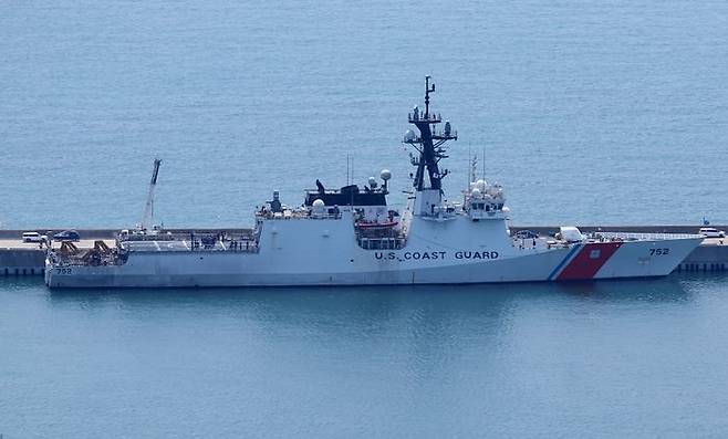 지난달 29일 부산 남구 해군작전사령부 부산작전기지에 미국 해양경비대 소속 대형 함정인 USCGC 스트래튼함(WMSL-752·4500t)이 입항해 있다. 함정은 한·미·일 수색구조 연합 훈련을 위해 이날 입항했다. ⓒ연합뉴스
