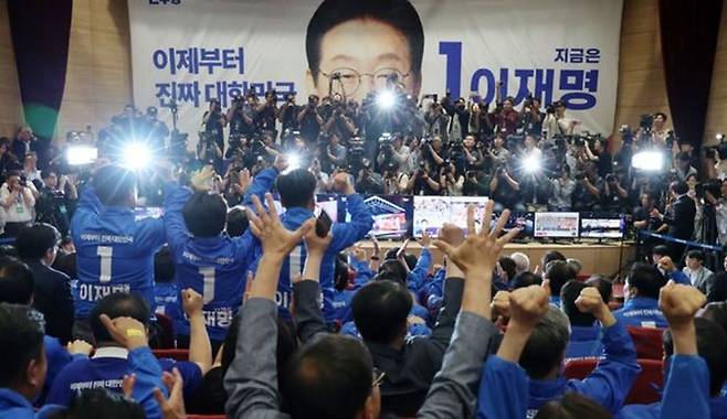 3일 밤 이재명 더불어민주당 후보의 선거상황실이 차려진 국회의원회관 대회의실에서 출구조사 결과가 이 후보의 우위로 나타나자 당직자들이 환호하고 있다. ⓒ 뉴시스